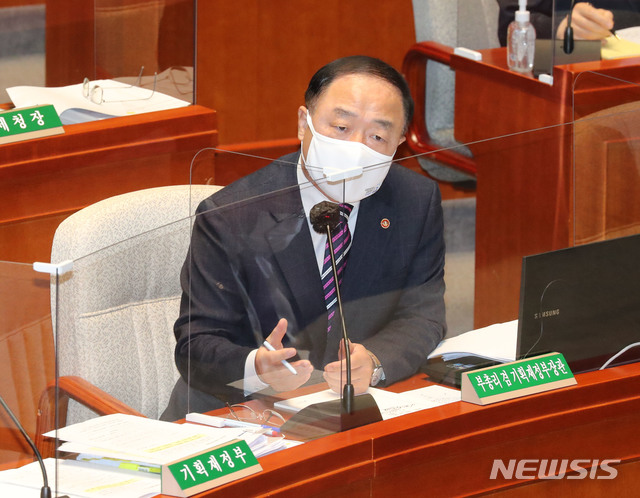 [서울=뉴시스] 김진아 기자 = 홍남기 부총리 겸 기획재정부 장관이 10일 서울 여의도 국회에서 열린 경제관련 부처를 대상으로 한 예산결산특별위원회 전체회의에서 답변을 하고 있다. (공동취재사진) 2020.11.10.&nbsp; photo@newsis.com