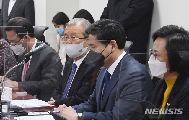 [서울=뉴시스] 김진아 기자 = 김종인 국민의힘 비상대책위원장이 10일 서울 여의도 국회 의원회관에서 국민의힘 여의도연구소 주최로 열린 중대재해 방지 및 예방을 위한 정책간담회에서 발언을 하고 있다. (공동취재사진) 2020.11.10. photo@newsis.com