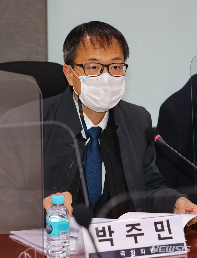 [서울=뉴시스]김선웅 기자 = 더불어민주당 박주민 의원이 10일 오전 국회 의원회관에서 열린 기업지배구조 개선 및 경제민주화를 위한 상법 개정방향 모색 토론회에서 인사말을 하고 있다. (공동취재사진) 2020.11.10. photo@newsis.com