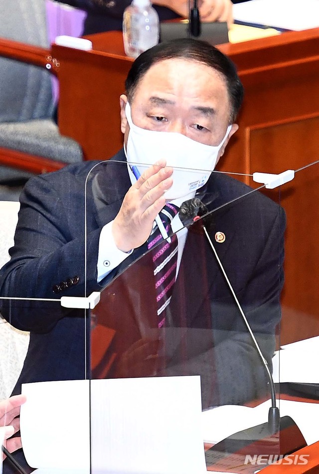 [서울=뉴시스] 최동준 기자 = 홍남기 부총리 겸 기획재정부 장관이 10일 서울 여의도 국회에서 열린 예산결산특별위원회 전체회의에서 의원의 질의에 답하고 있다. (공동취재사진) 2020.11.10.&nbsp; photo@newsis.com