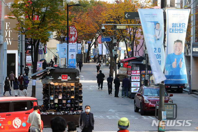 [서울=뉴시스]배훈식 기자 = 신종 코로나바이러스 감염증(코로나19)으로 사회적 거리두기가 일상화된 10일 오전 관광객과 쇼핑객으로 붐비던 서울 중구 명동거리가 한산한 모습을 보이고 있다. 2020.11.10. dahora83@newsis.com