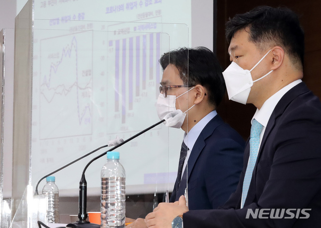 [세종=뉴시스]강종민 기자 = KDI 정규철 경제전망실장과 조덕상 경제전망실 전망총괄이 지난 10일 정부세종청사에서 2020년 하반기 경제전망을 발표하고 있다. KDI는 올해 -1.1%의 역성장을 기록한 후 2021년에는 상품수출의 개선에도 불구하고 내수 회복이 제한되며 3.1% 성장할 것으로 전망했다. 2020.11.11.&nbsp; ppkjm@newsis.com