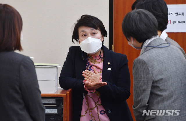 [서울=뉴시스] 최동준 기자 = 정춘숙 국회 여성가족위원회 위원장이 10일 오전 서울 여의도 국회에서 열린 여성가족위원회 전체회의에서 정회 후 관계자들과 대화하고 있다. (공동취재사진) 2020.11.10.&nbsp; photo@newsis.com