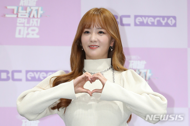 [서울=뉴시스]이윤청 기자 = 배우 윤보미가 10일 서울 마포구 상암동MBC에서 열린 MBC에브리원 화요극 '제발 그 남자 만나지 마요' 제작발표회에서 포즈를 취하고 있다. 2020.11.10. radiohead@newsis.com