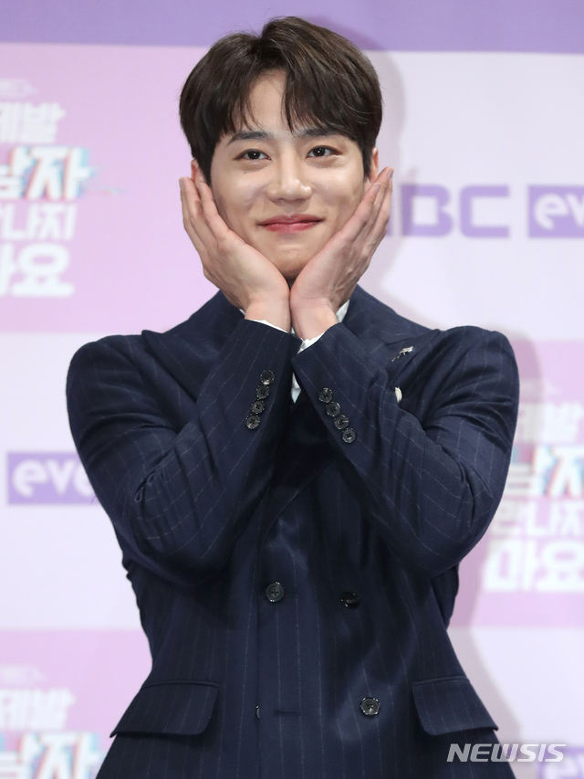 [서울=뉴시스]이윤청 기자 = 배우 이준영이 10일 서울 마포구 상암동MBC에서 열린 MBC에브리원 화요극 '제발 그 남자 만나지 마요' 제작발표회에서 포즈를 취하고 있다. 2020.11.10. radiohead@newsis.com