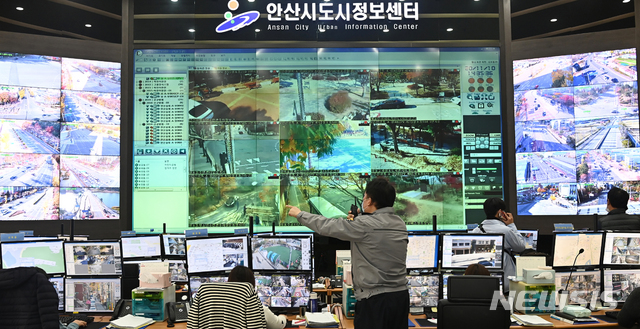 [안산=뉴시스] 김종택기자 = 초등학생 납치·성폭행범 조두순의 출소를 한달여 앞둔 10일 오후 경기 안산시 도시정보센터 통합관제실에서 관계자들이 CCTV를 모니터링하고 있다. 또한 안산 단원서는 이달중 안산시의 협조를 받아 조두순 거주 예정지 최근접 위치에 특별방범초소를 설치, 순찰활동을 강화할 예정이다. 2020.11.10.jtk@newsis.com