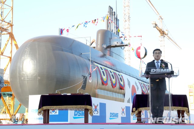 [서울=뉴시스]서욱 국방부 장관이 10일 경남 거제 대우조선해양 옥포조선소에서 열린 '장보고-lll 2번함 '안무함(3,000톤급)' 진수식에 참석해 축사를 하고 있다. (사진=해군 제공) 2020.11.10.photo@newsis.com