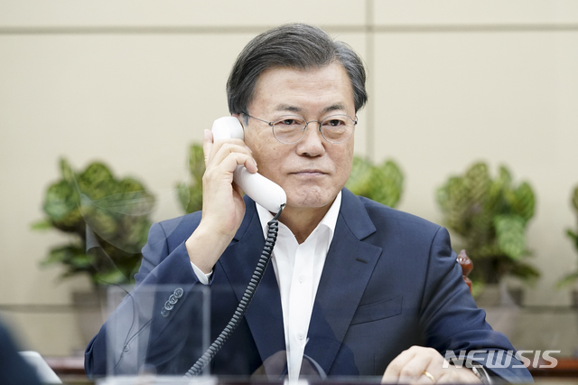 [서울=뉴시스]문재인 대통령이 10일 청와대 여민관 소회의실에서 보리스 존슨 영국 총리와 전화 통화하고 있다. (사진=청와대 제공) 2020.11.10.&nbsp; photo@newsis.com 
