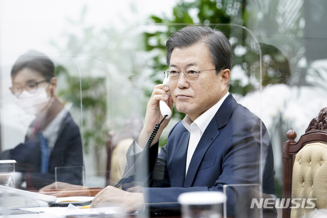 [서울=뉴시스]문재인 대통령이 10일 청와대 여민관 소회의실에서 보리스 존슨 영국 총리와 전화 통화하고 있다. (사진=청와대 제공) 2020.11.10.&nbsp; photo@newsis.com 