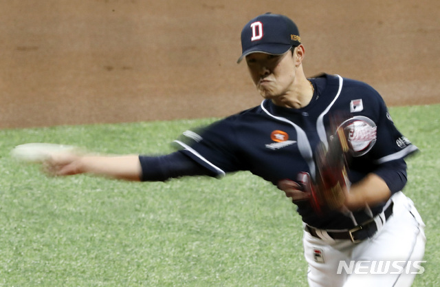 [서울=뉴시스]최진석 기자 = 10일 오후 서울 구로구 고척스카이돔에서 열린 '2020 신한은행 SOL KBO 포스트시즌‘ 플레이오프 2차전 두산 베어스 대 kt 위즈의 경기, 1회말 두산 선발투수 최원준이 역투하고 있다. 2020.11.10.myjs@newsis.com