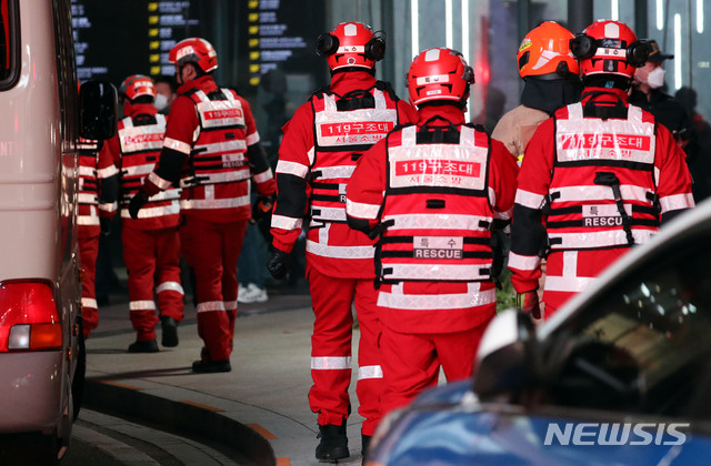 [서울=뉴시스]홍효식 기자 = 아셈타워에 폭발물이 설치돼 있다는 신고가 들어온 지난달 서울 강남구 아셈타워 인근에서 119 특수구조대원들이 투입되고 있다. 2020.11.10. yesphoto@newsis.com