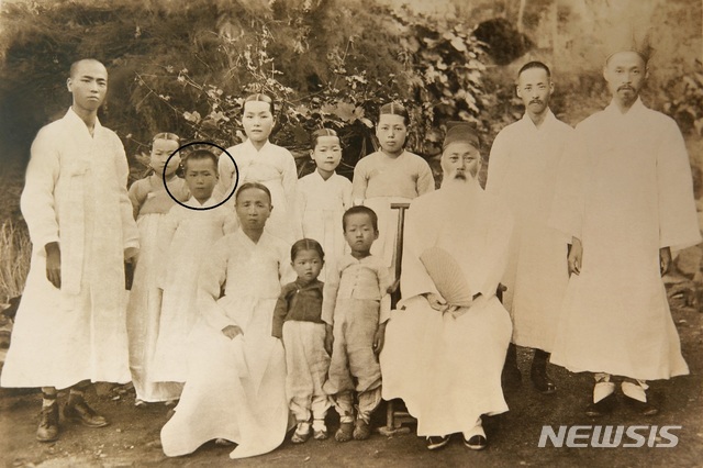 [당진=뉴시스]이종익 기자 = 심훈의 10살 때 모습을 담은 가족사진으로 왼쪽 세 번째가 심훈이며 가장 오른쪽에는 심훈의 부친(심상정)이 함께 있다. 2020.11.11. (사진=당진시 제공) photo@newsis.com