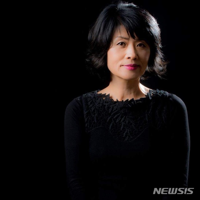 [서울=뉴시스]◇김연화 작가 ▶개인전 23회 및 단체전, 회원전, 해외전 200여 회 ▶작품소장: 숭실대학교, 중구문화재단, NS홈쇼핑, LG생활건강, 품건축, 동화글로벌 오쏘닉 등 ▶활동: 2016 일본 미술명전 한국작가 최초 등재, 에코 樂 갤러리 1호 제휴작가(사진=MANIF 제공)2020.11.06 photo@newsis.com