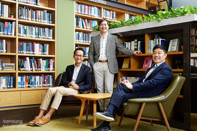 [서울=뉴시스] 홀로그래픽 디스플레이 연구 중인 삼성전자 종합기술원 안중권 전문 연구원, 원강희 전문 연구원, 이홍석 마스터(왼쪽부터). 이들은 연구 성과를 담은 ‘얇은 홀로그래픽 디스플레이(Slim-panel holographic video display)’ 논문이 세계적인 학술지 ‘네이처 커뮤니케이션즈(Nature Communications)’에 게재되는 성과를 이뤘다. 사진 삼성전자