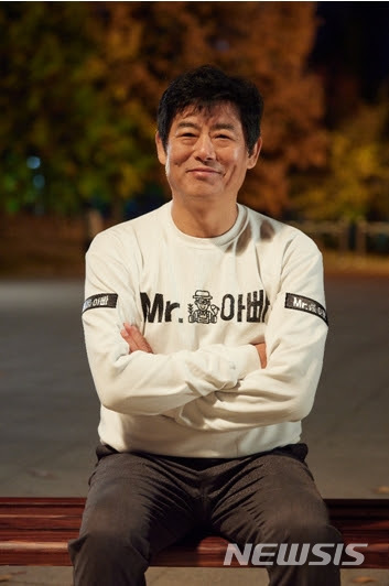 [서울=뉴시스] 온라인 푸드마켓 '미스터아빠' 광고모델 배우 성동일. (사진=미스터아빠 제공) 2020.11.11 photo@newsis.com