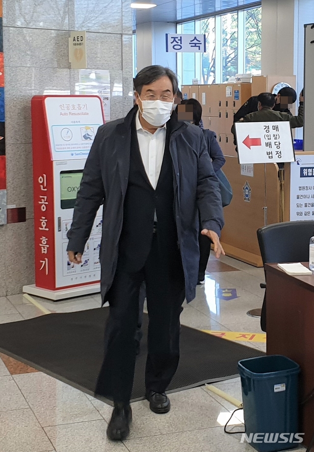 [청주=뉴시스] 임선우 기자 = 정우철 청주시의원이 11일 충북 청주지방법원에서 공직선거법 위반 혐의로 첫 재판을 받은 뒤 법정동을 나서고 있다. 정 시의원은 같은 당 정정순 국회의원 부정선거 혐의에 연루돼 불구속 기소됐다. 2020.10.11. photo@newsis.com