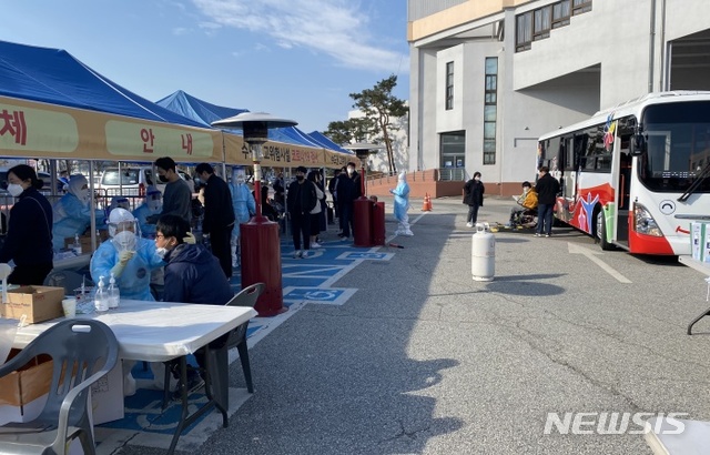 [양평=뉴시스] 양평군 요양원 등 고위험시설 종사자 코로나19 선제검사 결과 전원 음성으로 나왔다. (사진=뉴시스 DB). photo@newsis.com