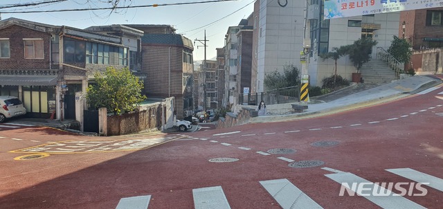 [서울=뉴시스] 서울 동작구의 동작초등학교 통학로 확장공사를 완료한 모습. (사진=동작구 제공) 2020.11.11. photo@newsis.com 