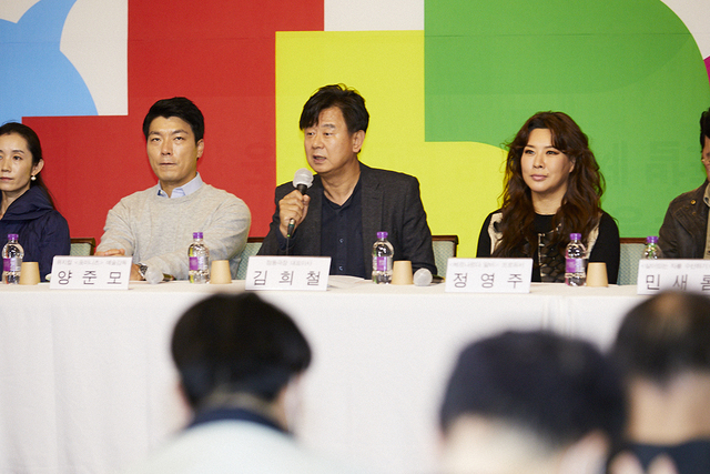 [서울=뉴시스] 왼쪽부터 양준모, 김희철 대표, 정영주. 2020.11.11. (사진 = 정동극장 제공) photo@newsis.com 