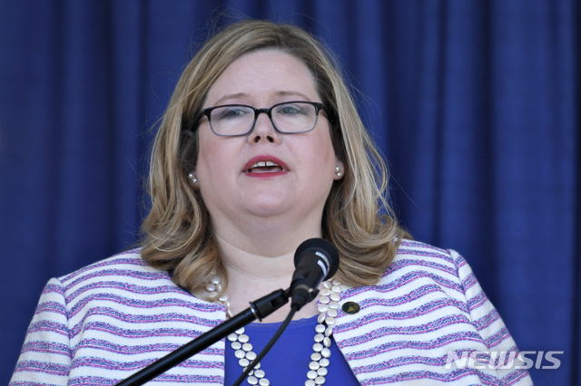 [워싱턴=AP/뉴시스]에밀리 머피 미국 연방총무청(GSA) 청장이 지난해 6월21일(현지시간) 워싱턴에서 열린 리본 커팅식에 참석해 연설하고 있다. 2020.11.19. 