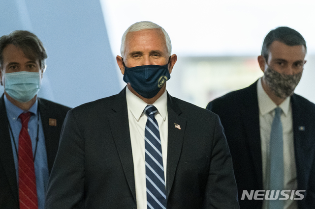 [워싱턴=AP/뉴시스]마이크 펜스 미국 부통령(가운데)이 지난 10일 공화당 의원 오찬을 위해 워싱턴DC 의회에 도착한 모습. 2020.11.18.