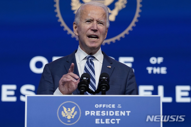 [윌밍턴=AP/뉴시스]조 바이든 미국 대통령 당선인이 10일(현지시간) 델라웨어 윌밍턴 퀸 극장에서 회견을 통해 건강보험법과 관련한 구상을 밝히고 있다. 2020.11.11.