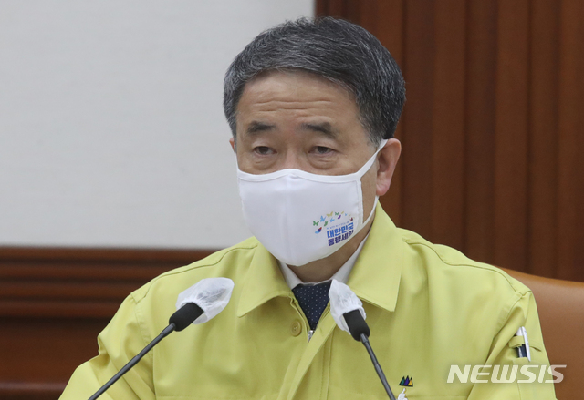 [서울=뉴시스]김명원 기자 = 박능후 중앙재난안전대책본부 1차장(보건복지부 장관)이 11일 오전 서울 종로구 정부서울청사에서 코로나19 중앙재난안전대책본부(중대본) 회의에 참석해 발언하고 있다. 2020.11.11. kmx1105@newsis.com