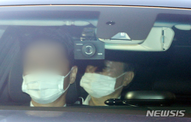 [서울=뉴시스] 박미소 기자 = 윤석열 검찰총장이 11일 오전 서울 서초구 대검찰청으로 출근하고 있다. 2020.11.11.&nbsp; misocamera@newsis.com