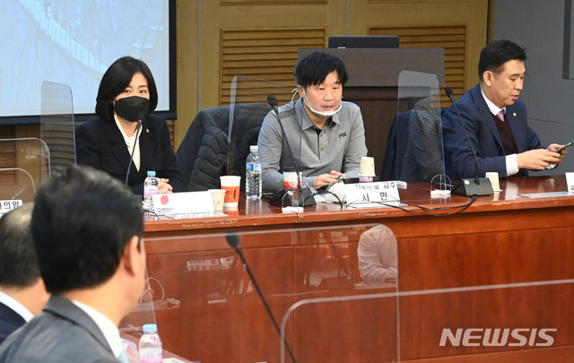 [서울=뉴시스] 김진아 기자 = 서민 단국대 교수가 11일 오전 서울 여의도 국회 의원회관에서 열린 국민의힘 초선의원 '명불허전 보수다' 모임에서 '보수의 길'을 주제로 토론을 하고 있다. (공동취재사진) 2020.11.11. photo@newsis.com