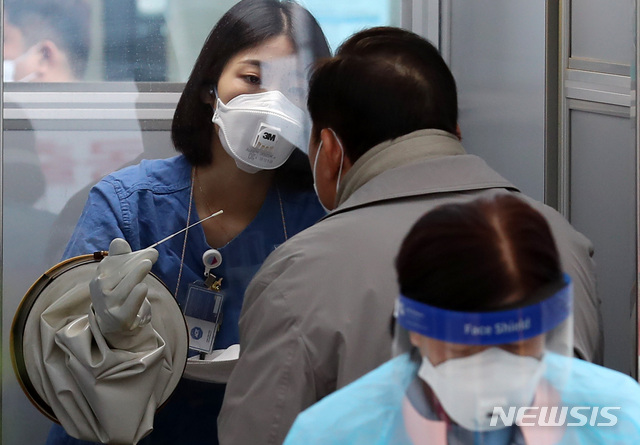 [서울=뉴시스] 이영환 기자 = 11일 오전 서울 중구 국립중앙의료원 코로나19 선별진료소에서 한 시민이 검사를 받고 있다. 2020.11.11.&nbsp; 20hwan@newsis.com