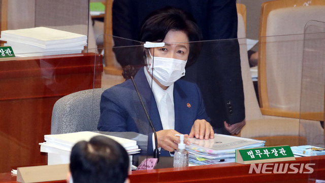 [서울=뉴시스] 김진아 기자 = 추미애 법무부 장관이 11일 서울 여의도 국회에서 열린 예산결산위원회 전체회의에 참석하고 있다. (공동취재사진) 2020.11.11.&nbsp; photo@newsis.com