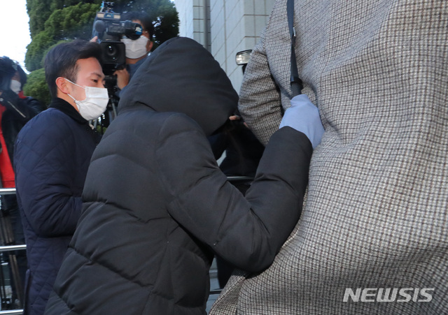 [서울=뉴시스]배훈식 기자 = 입양한 생후 16개월 된 딸을 학대치사한 혐의를 받고 있는 A씨가 11일 오전 서울 양천구 서울남부지방법원에서 열린 구속 전 피의자 심문(영장실질심사)에 출석하고 있다. 2020.11.11. dahora83@newsis.com