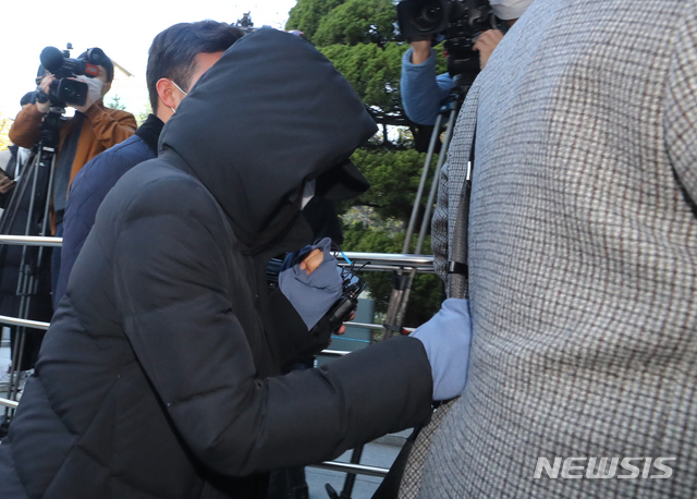 [서울=뉴시스]배훈식 기자 = 입양한 생후 16개월 된 딸을 학대치사한 혐의를 받고 있는 A씨가 11일 오전 서울 양천구 서울남부지방법원에서 열린 구속 전 피의자 심문(영장실질심사)에 출석하고 있다. 2020.11.11. dahora83@newsis.com