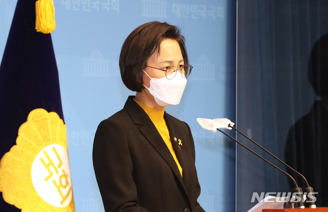 [서울=뉴시스] 김진아 기자 = 정의당 강은미 원내대표가 11일 서울 여의도 국회 소통관에서 더불어민주당 박주민 의원의 '중대재해에 대한 기업 및 정부 책임자 처벌법안'에 대한 입장을 밝히는 기자회견을 하고 있다. 강 원내대표는 '더불어민주당은 당 차원에서 박주민 의원의 법안이 면피용이 아닌 확고한 당론임을 국민 앞에 명확히 밝혀야 한다'고 말했다. (공동취재사진) 2020.11.11.&nbsp; photo@newsis.com