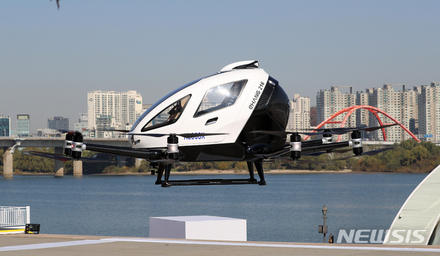 [서울=뉴시스] 서울 영등포구 여의도한강공원 물빛무대에서 2인승급 드론택시용기체 이항216이 시범비행을 하고 있다. (사진=뉴시스 DB). photo@newsis.com 