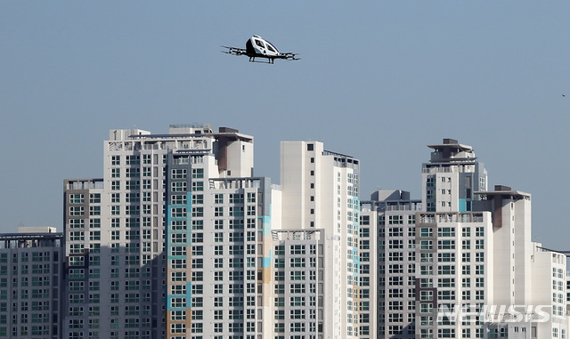 [서울=뉴시스] 이영환 기자 = 11일 오전 서울 영등포구 여의도한강공원 물빛무대에서 도시 하늘을 열다라는 부제로 열린 도심항공교통 서울실증 행사에서 중국 이항사의 2인승급 드론택시용기체 이항216이 시범비행을 하고 있다. 2020.11.11.&nbsp; 20hwan@newsis.com