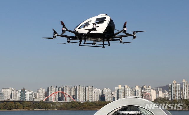 [서울=뉴시스] 이영환 기자 = 11일 오전 서울 영등포구 여의도한강공원 물빛무대에서 도시 하늘을 열다라는 부제로 열린 도심항공교통 서울실증 행사에서 중국 이항사의 2인승급 드론택시용기체 이항216이 시범비행을 하고 있다. 2020.11.11.&nbsp; 20hwan@newsis.com
