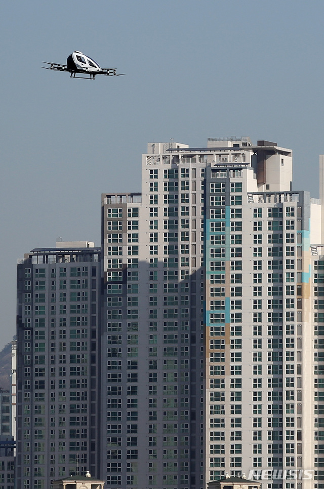 [서울=뉴시스] 이영환 기자 = 11일 오전 서울 영등포구 여의도한강공원 물빛무대에서 도시 하늘을 열다라는 부제로 열린 도심항공교통 서울실증 행사에서 중국 이항사의 2인승급 드론택시용기체 이항216이 시범비행을 하고 있다. 2020.11.11. 20hwan@newsis.com