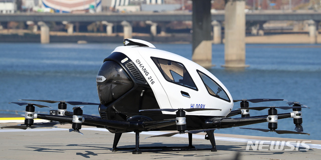 [서울=뉴시스] 이영환 기자 = 11일 오전 서울 영등포구 여의도한강공원 물빛무대에서 도시 하늘을 열다라는 부제로 열린 도심항공교통 서울실증 행사에서 중국 이항사의 2인승급 드론택시용기체 이항216이 시범비행 준비를 하고 있다. 2020.11.11. 20hwan@newsis.com