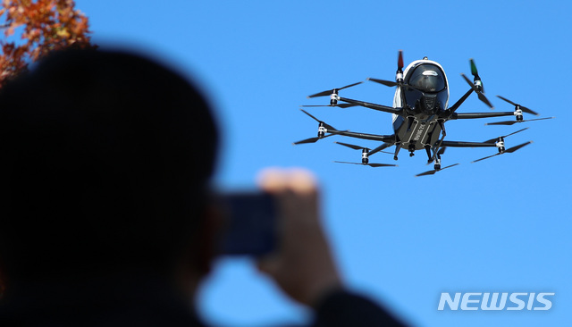 [서울=뉴시스] 이영환 기자 = 11일 오전 서울 영등포구 여의도한강공원 물빛무대에서 중국 이항사의 2인승급 드론택시용기체 이항216이 시범비행을 하고 있다. 2020.11.11. 20hwan@newsis.com