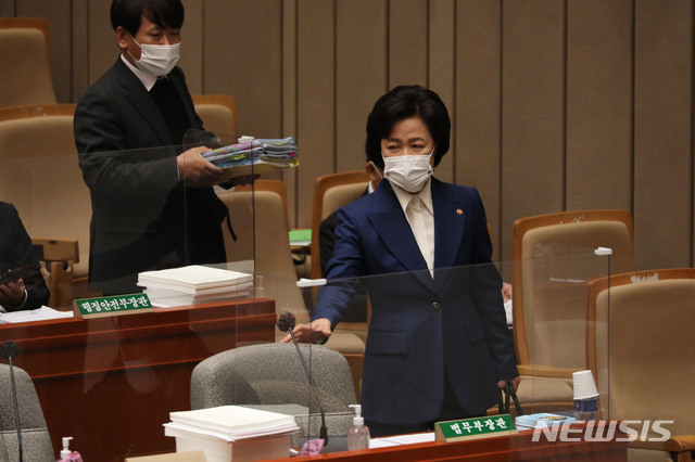 [서울=뉴시스] 김진아 기자 = 추미애 법무부 장관이 11일 국회에서 열린 예산결산특별위원회 전체회의에 출석하고 있다. (공동취재사진) 2020.11.11. photo@newsis.com