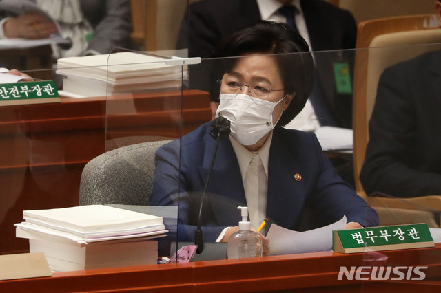 [서울=뉴시스] 김진아 기자 = 추미애 법무부장관이 11일 국회에서 열린 예산결산특별위원회 전체회의에 출석해 의원 질의에 답변하고 있다.&nbsp; (공동취재사진) 2020.11.11.&nbsp; photo@newsis.com