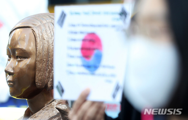 [서울=뉴시스]홍효식 기자 = 11일 오후 서울 종로구 옛 일본대사관 앞에서 열린 일본군 성노예제 문제 해결을 위한 1465차 정기 수요시위 기자회견에서 평화의 소녀상이 자리를 지키고 있다. 2020.11.11. yesphoto@newsis.com