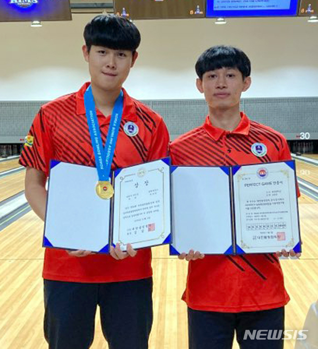 [광양=뉴시스] = 전남체육회는 11일 광양 한려대학교 박대희(왼쪽)와 김호진이 각각 개인전 우승, 3인조전 300점만점 퍼펙트게임을 완성했다고 11일 밝혔다. (사진=전남체육회 제공). 2020.11.11. photo@newsis.com