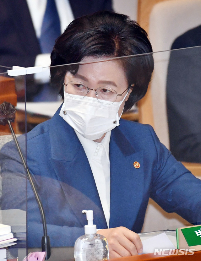 [서울=뉴시스] 최동준 기자 = 추미애 법무부장관이 2021년도 예산안과 관련해 11일 서울 여의도 국회에서 열린 예산결산특별위원회 전체회의에서 질의에 답변하고 있다. (공동취재사진) 2020.11.11. photo@newsis.com