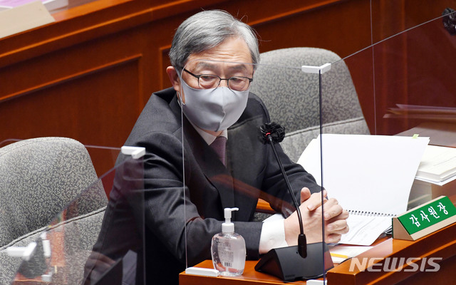 [서울=뉴시스] 최동준 기자 = 최재형 감사원장이 2021년도 예산안과 관련해 11일 서울 여의도 국회에서 열린 예산결산특별위원회 전체회의에서 질의에 답변하고 있다. (공동취재사진) 2020.11.11. photo@newsis.com