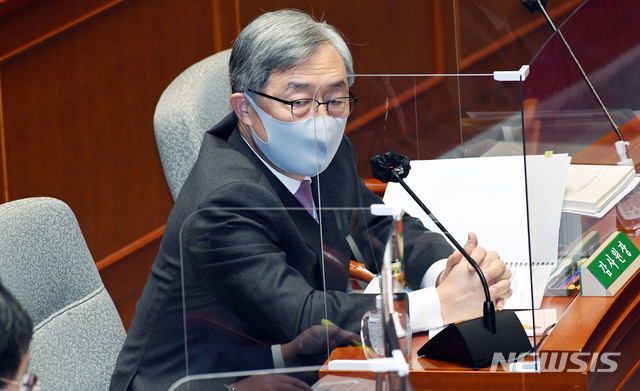 [서울=뉴시스] 최동준 기자 = 최재형 감사원장이 2021년도 예산안과 관련해 11일 서울 여의도 국회에서 열린 예산결산특별위원회 전체회의에서 질의에 답변하고 있다. (공동취재사진) 2020.11.11. photo@newsis.com