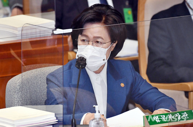 [서울=뉴시스] 최동준 기자 = 추미애 법무부장관이 2021년도 예산안과 관련해 11일 서울 여의도 국회에서 열린 예산결산특별위원회 전체회의에서 질의에 답변하고 있다. (공동취재사진) 2020.11.11.&nbsp; photo@newsis.com