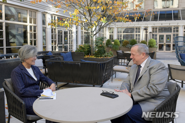 [서울=뉴시스]김명원 기자 = 미국을 방문중인 강경화 외교부 장관이 10일(현지시간) 존 앨런 브루킹스연구소 소장 면담하고 있다. (사진=외교부 제공) 2020.11.11. photo@newsis.com