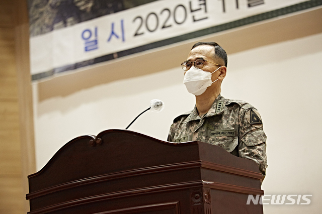 [서울=뉴시스]남영신 육군참모총장이 11일 서울 여의도 국회 의원회관 대회의실에서 열린 '워리어플랫폼 국회 포럼'에서 환영사를 하고 있다. (사진=육군 제공) 2020.11.11.photo@newsis.com